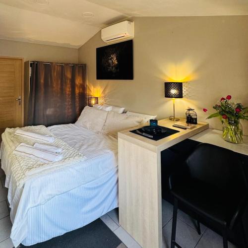 Les Angles House | Le Nid de Avignon Air-conditioned studio with private courtyard