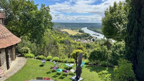 La Roche-Guyon House | Le Paradis de Lucile - Vue de rêve - La Roche Guyon - Paris 1h - Giverny 10 mn - 12 personnes - 5 chambres - 3 sdb - pétanque - babyfoot - balançoires - ping pong - tennis- cuisine ultra équipée - borne électrique
