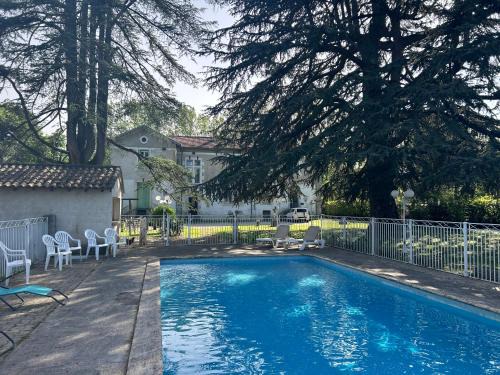 Laroque House | Le Parc aux Cedres