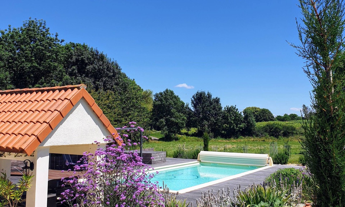 Saint-Thomas-de-Conac Cottage | Le Petit Pas Gite in a tranquil setting surrounded by vineyards and sunflowers
