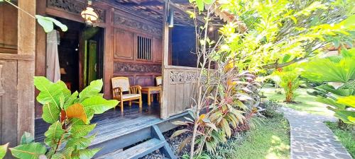 Kalisada Bed & Breakfast | Le Petit Leon's Traditional wooden house