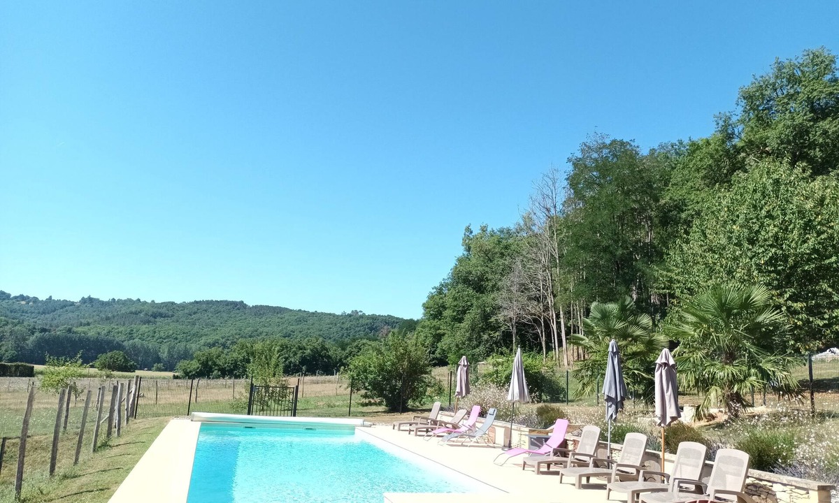 Saint-Leon-sur-Vezere Cottage | Le Séchoir des acacias, Gîte "Les Falaises" of 85m2 with heated swimming pool.