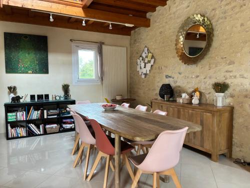 Commes House | Le So Art, grande maison 4 chambres, terrain de pétanque, grand jardin clos, flipper, babyfoot, jeux Arcade, ping pong,1 km mer, proche golf, Port en Bessin, Bayeux et plages du débarquement, adaptée enfants