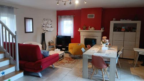 Sainte-Honorine-des-Pertes House | Le So Sweet, maison avec jardin clos, terrasse aménagé, jeux et jouets, baby foot, flipper, table de ping pong, à 1km de la plage d' Omaha beach et près Port en Bessin