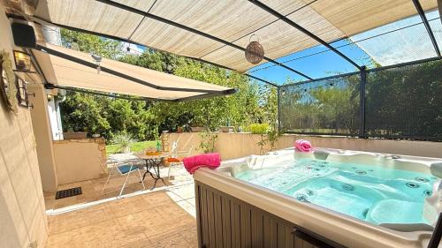 Saint-Paulet-de-Caisson Apartment | Le Titibu, Gîte et Spa entre Ardèche et Provence, Clim, BBQ, Netflix, classé 5 étoiles