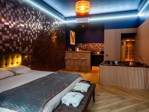 Downtown Angers Apartment | Le Voluptueux - Sauna - Jacuzzi - Centre-Ville