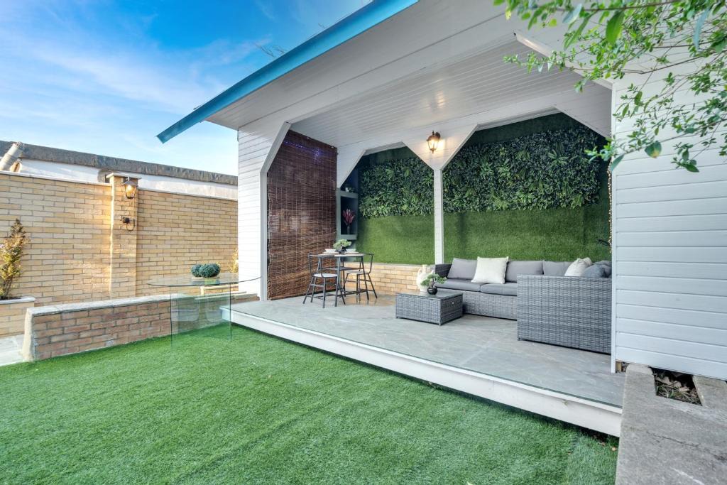 London Borough of Ealing Apartment | Leaf & Lounge - Free Parking , En-Suite, Near Wembley
