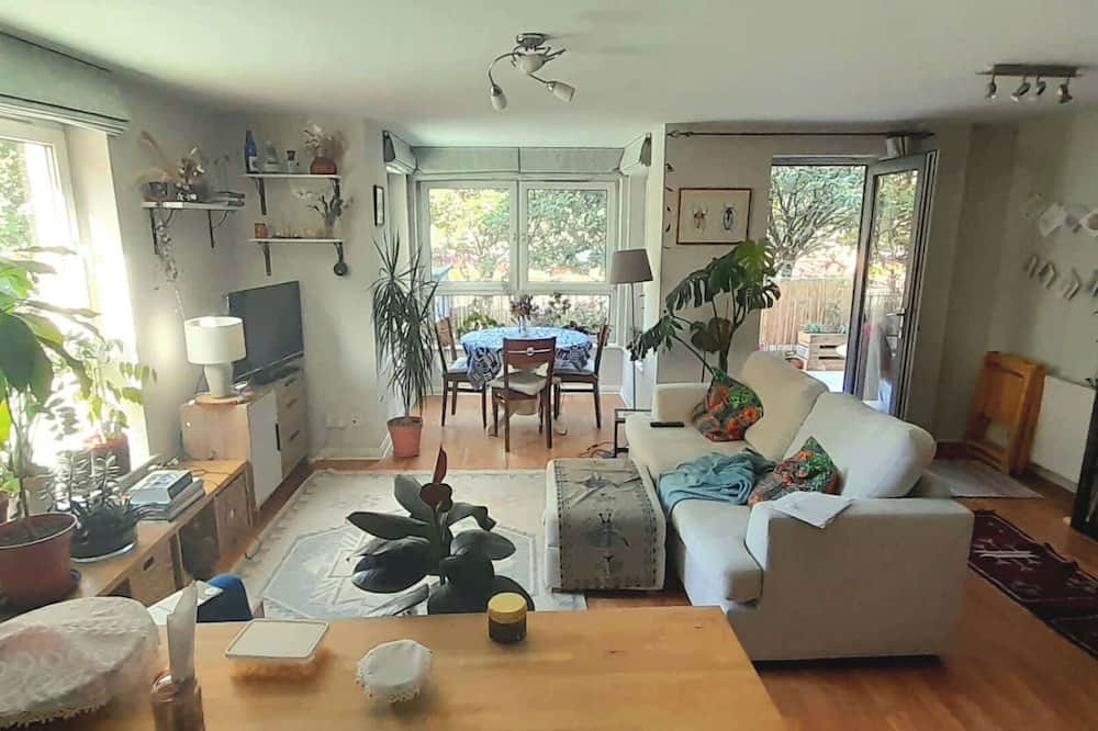 Newhaven Apartment | Leafy Leith 2BDR Retreat with a Private Balcony