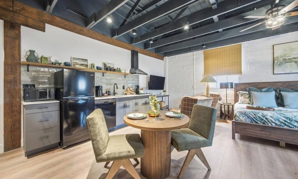 Downtown Jacksonville Apartment | Leafy Studio at the Raven Pool OnSite Parking
