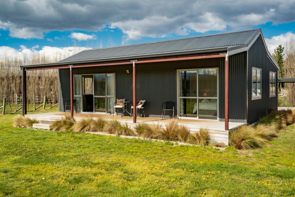 Alexandra House | Leaning Rock Cottage at Wild Irishman Wine Estate - Alexandra Holiday Home