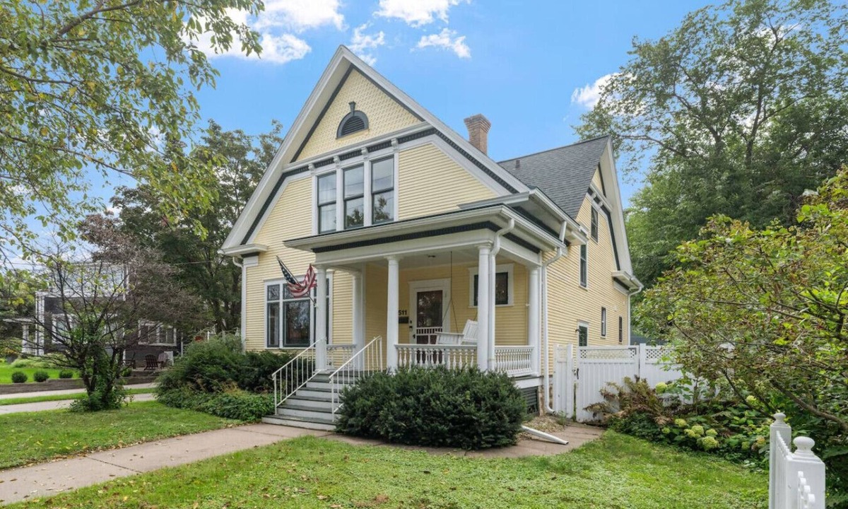 Red Wing House | Leet-Reaville Heritage House: a charming Craftsman in the heart of Red Wing!