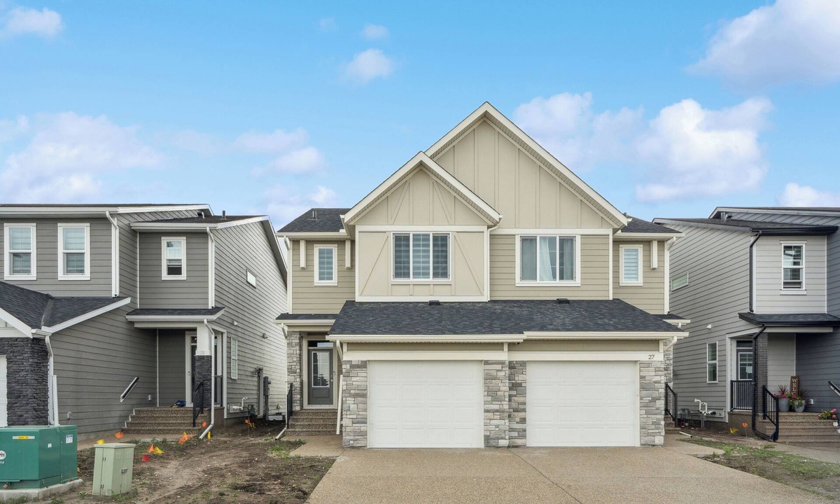 Southeast Calgary House | Legacy Executive Stay | Pet-Friendly 3-Bed, 2.5-Bath family home with garadge