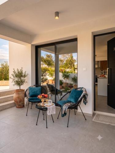 Anarvagos House | Lemonia Modern Maisonette Fresh 3-BDR Family