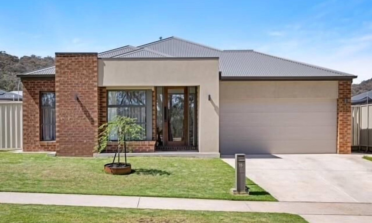 Leneva House | Leneva Stylish & Spacious Stay - Spacious four bedroom, two bathroom property