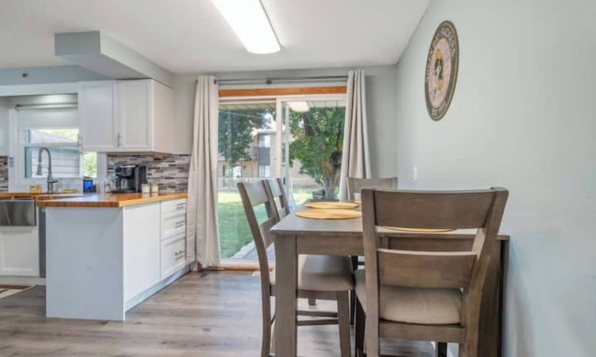 Green Bay House | Leo Blitz - Comfortable 2 Bed - Centrally Located
