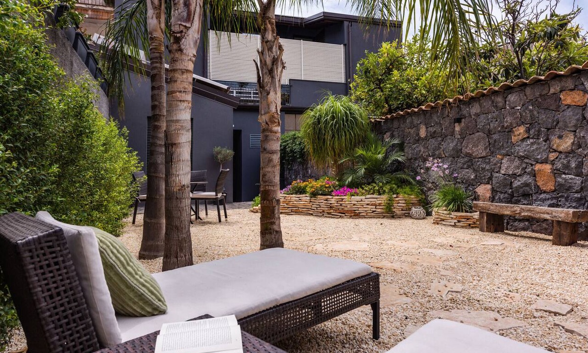 Picanello-Ognina-Barriera-Canalicchio Apartment | Leone Apartment with Garden by Wonderful Italy