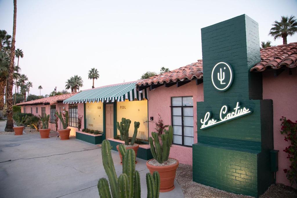 Warm Sands Hotel | Les Cactus
