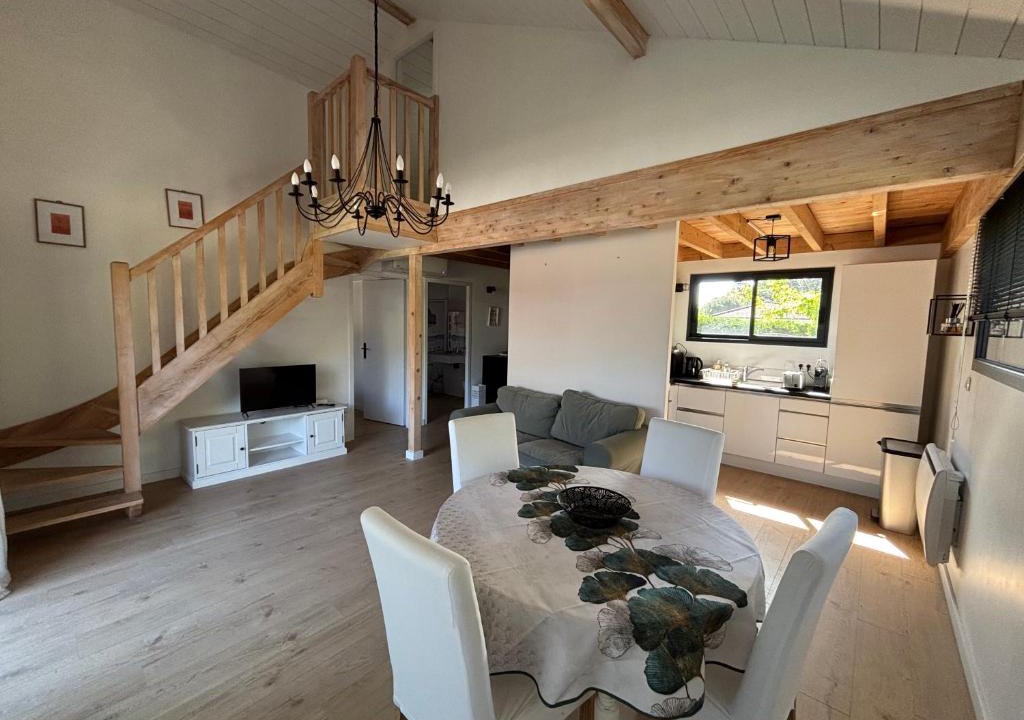 Saint-Aubin-de-Medoc Ski Chalet | Les chalets du Médoc en bois aux accents de fuste canadienne avec piscine