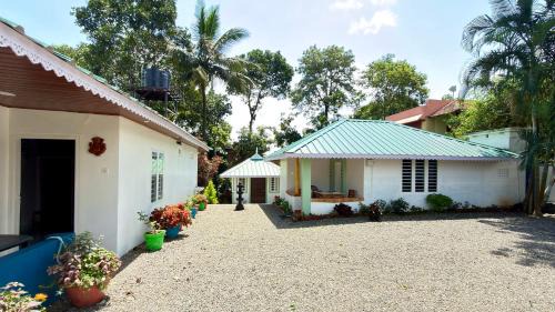 Kumily House | LES COTTAGES de Suryatrips Homely Stay