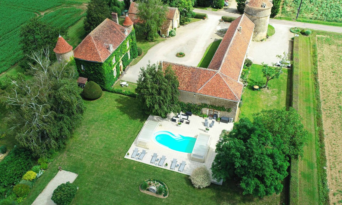 Chevannes Other | Les Granges du Château : Charming gîte with swimming pool in Burgundy