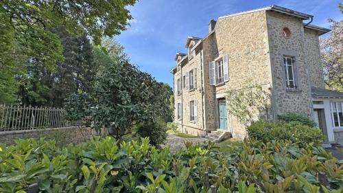 Compreignac House | Les hirondelles