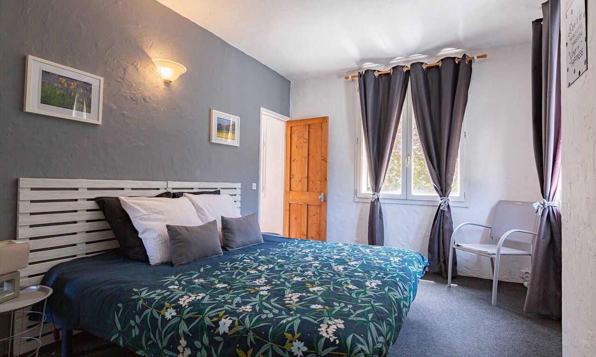 Portes-en-Valdaine Bed & Breakfast | “Les Oliviers” Room: Mountain View, Shared Garden & Wi-Fi