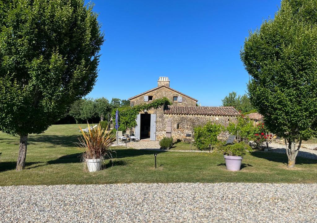 Sainte Croix de Beaumont House | Les Roses