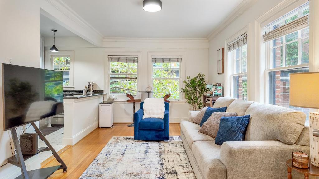 Belltown Apartment | Let's Get Cozy In Seattle!