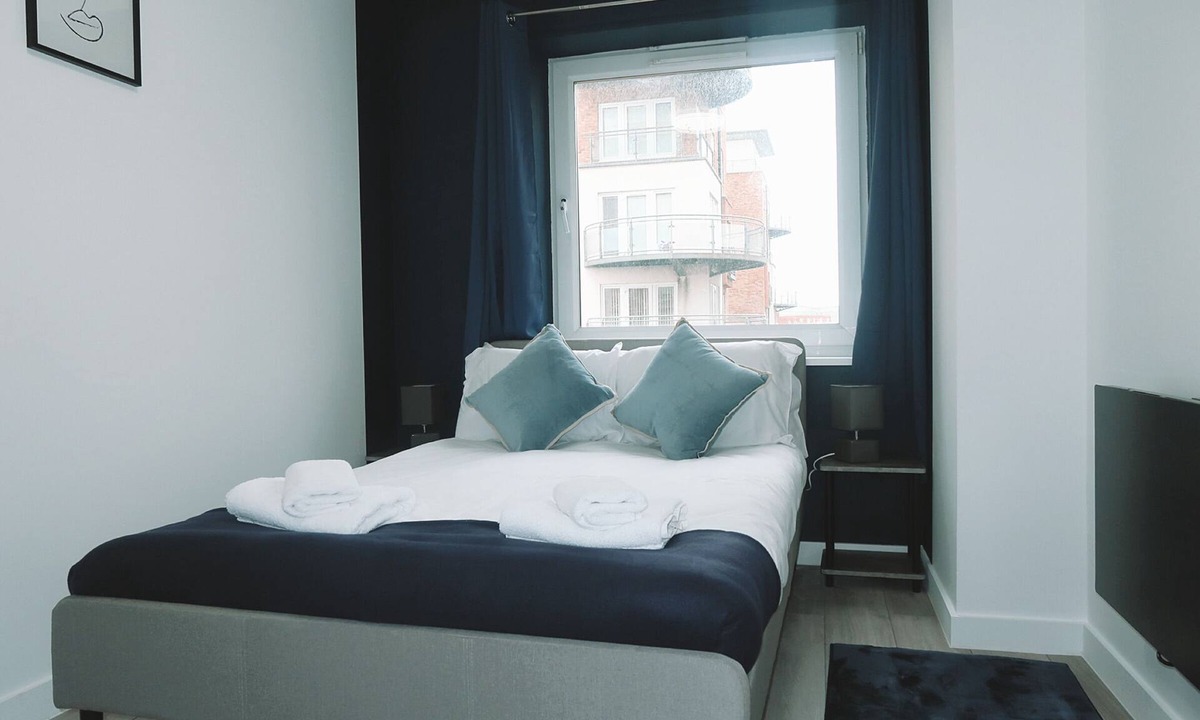 Basingstoke Apartment | Level Access Apartment Easy walk to Railway Station ,Town Centre and Restraints Parking on Site
