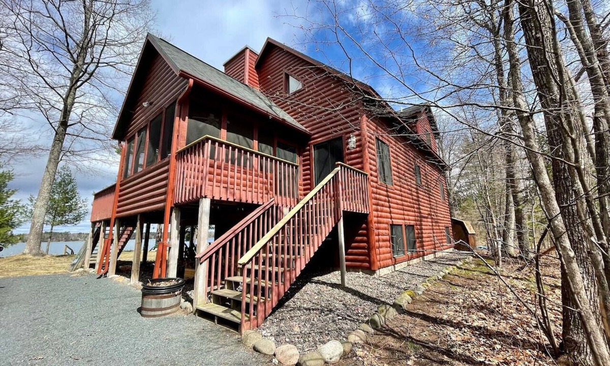 Hayward Cabin | Level Frontage,Close to the boat Launch!