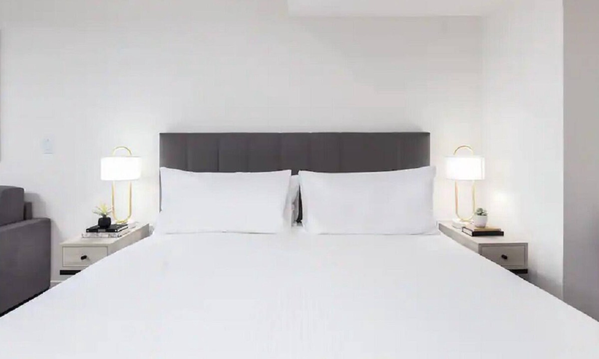 South Lake Union House | Level Seattle- Enjoy city views in our studio suite with one king bed, furnished kitchen and a deluxe bathroom.