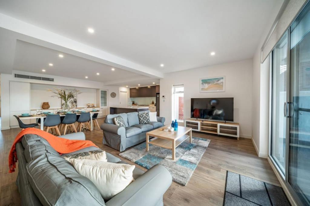 Henley Beach Apartment | Level Up Henley - Modern Comfort near Beach & Dining