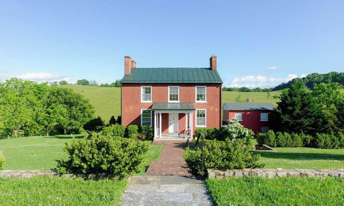 Natural Bridge House | Lexington is minutes away. Welcome to Thistle Cottage.