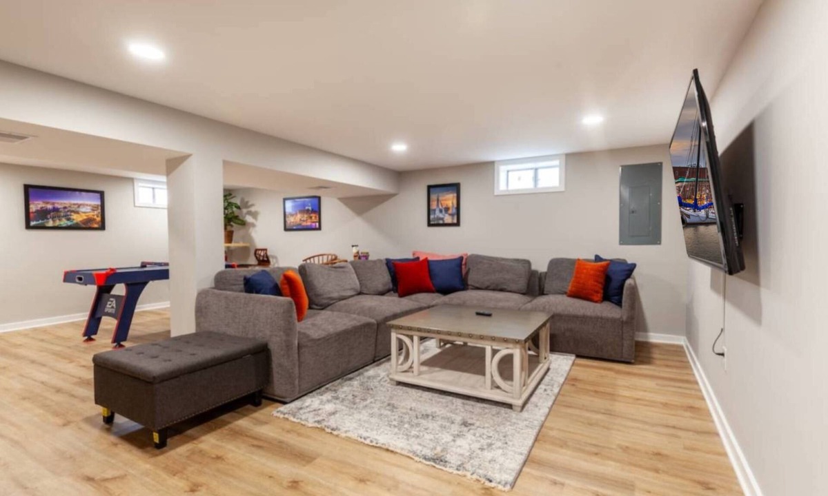 Arnold House | Liberty Call has multiple gathering spaces, screened-in porch and parking
