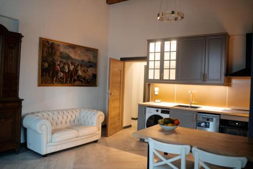 Old City Apartment | Liberty Square View Heritage Refined Flat