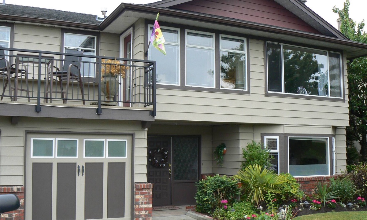 Richmond House | " Licensed" three bedroom suite in a house for up to 6 people sundeck bathrooms