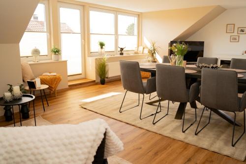 Kernstadt Apartment | Lichtdurchflutende Wohnoase-Kamin-ruhig-kostenloser Parkplatz- 24-7 Self Check-in, bis zu 5 Personen, sehr geräumig