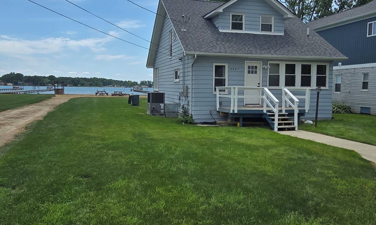 Pearl Beach House | Life on the River a 3-bedroom house with AC and a great view of the river.