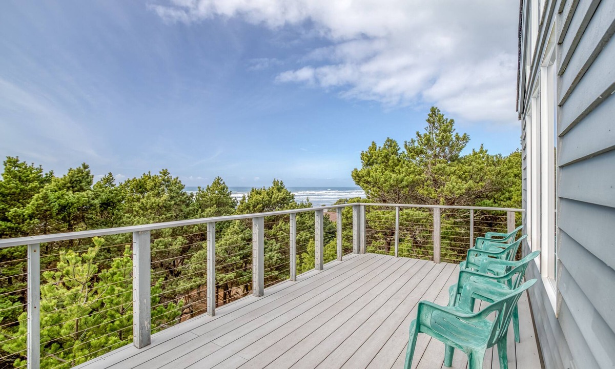 Seal Rock House | Light and Bright Home with Beach Access Just Steps Away! Pet Welcome!