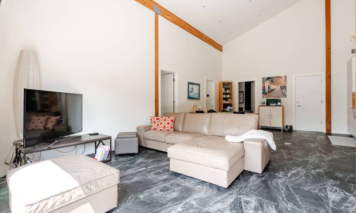 Clyde Hill House | Light & Bright 2BR - 2Baths, Fenced Garden, WIFI, Pet friendly, 90 Nights+ ok