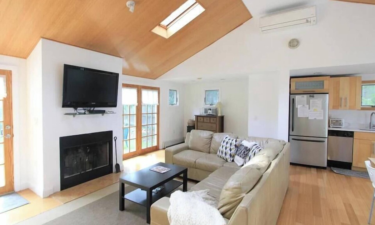 Cotuit Cottage | Light-filled cottage in Cotuit Village