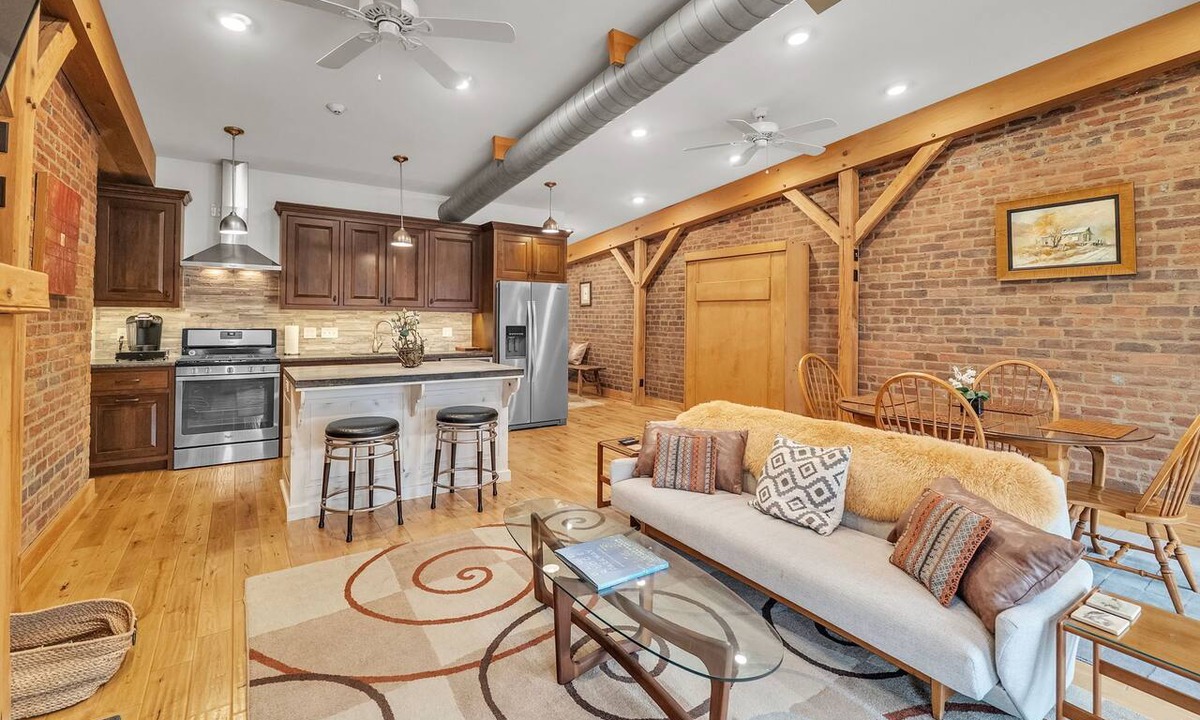 Abingdon Apartment | Light-Filled Loft on Abingdon’s Main Street. Sleeps 4, Walk Everywhere