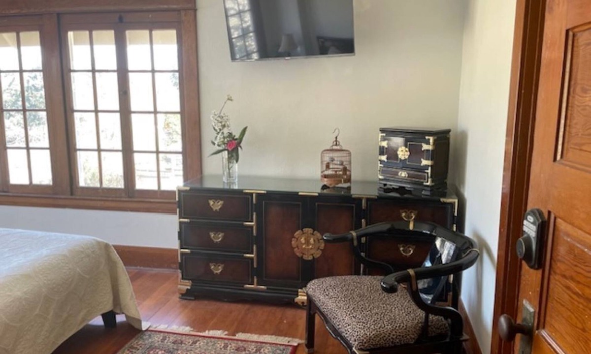 Forest Grove Bed & Breakfast | Light-filled room with a treetop view in an updated historic Forest Grove home!