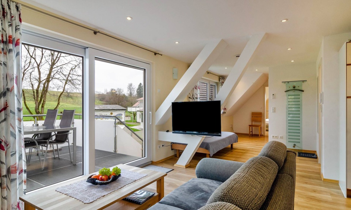 Ueberlingen Apartment | Light-Flooded Holiday Apartment “Haus Eiche” close to Lake Constance with Wi-Fi, Balcony & Garden; Parking Available