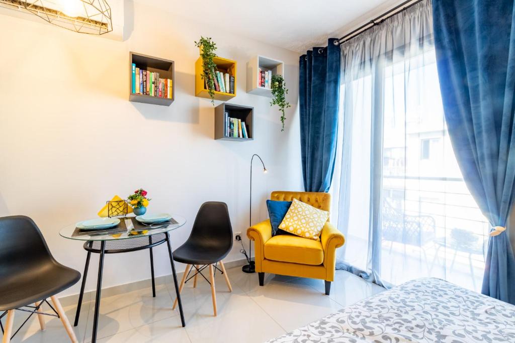 Paphos Apartment | Light House - Seafront cosy studio with library