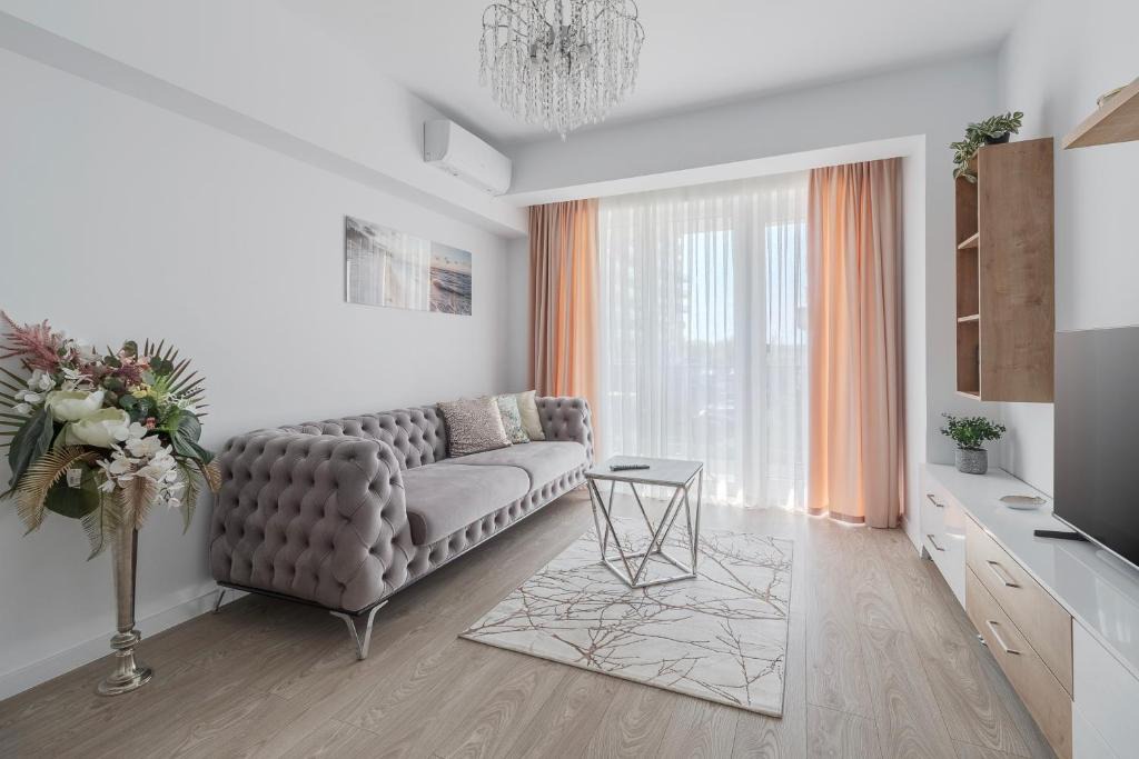 Oradea Apartment | Light on Marble