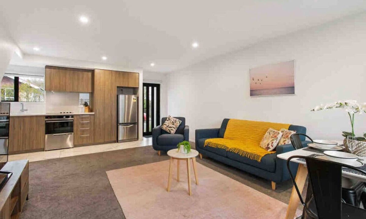 Christchurch Villa | Light & Spacious 2Bdrm Townhouse Off Street Park