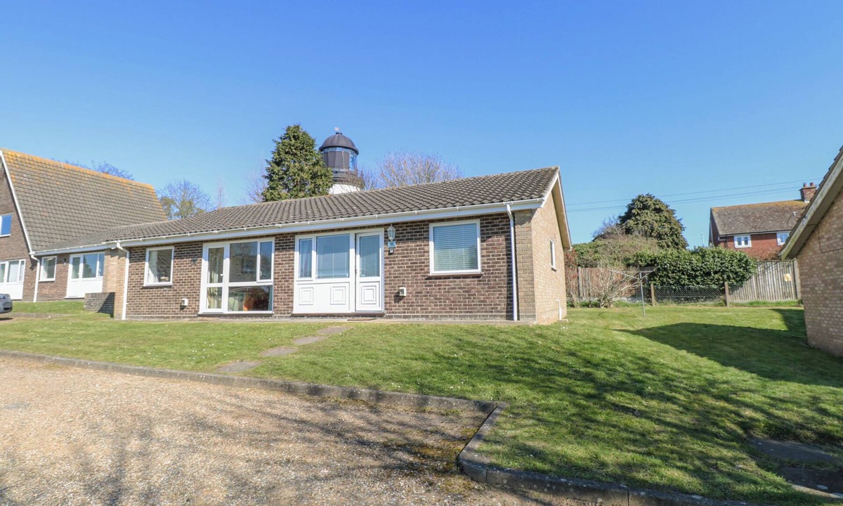 Winterton-on-Sea Cottage | Lighthouse View