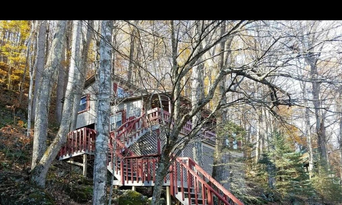 Cattail Creek Cabin | Lightning Bug Lodge at Cattail Creek (treehouse overlooking Cattail Creek in Burnsville NC) between beautiful Asheville and Boone! Perched at nearly 4K elevation...and 10 minutes from historic mountain town of Burnsville. Awesome hiking, gem mining, as...