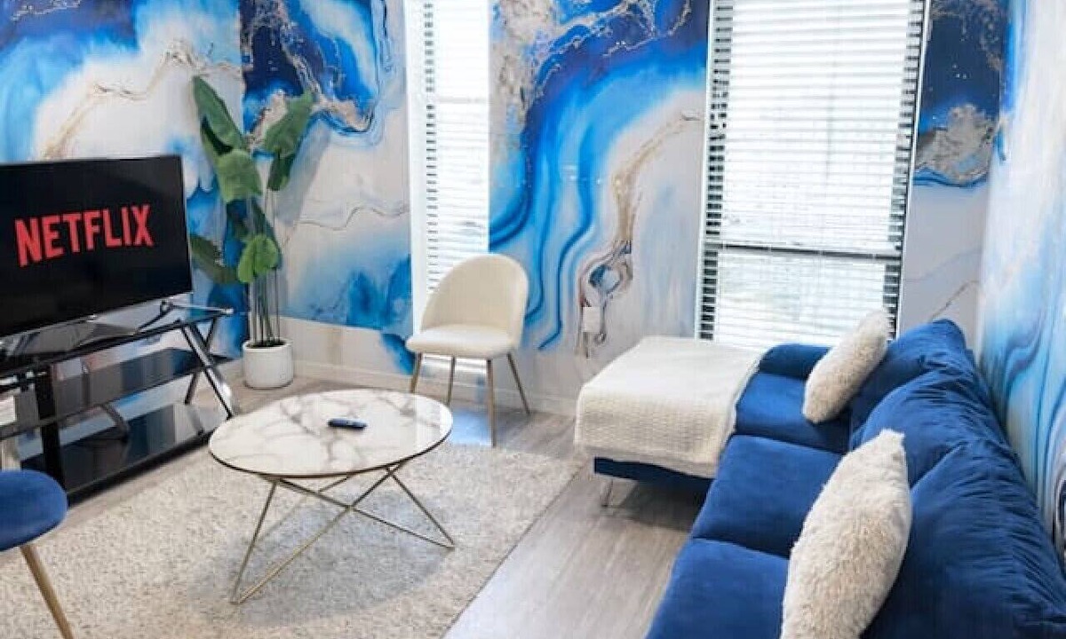 Downtown Des Moines Apartment | Lightning Luxe Retreat